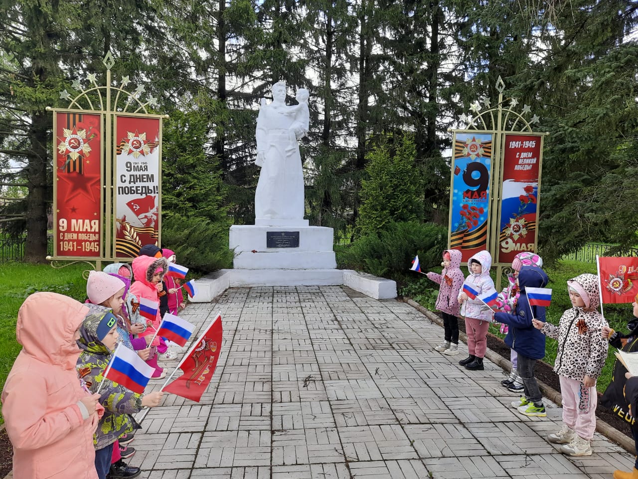 Мы помним, мы гордимся.  Поездка дошкольников к памятнику павшим воинам.